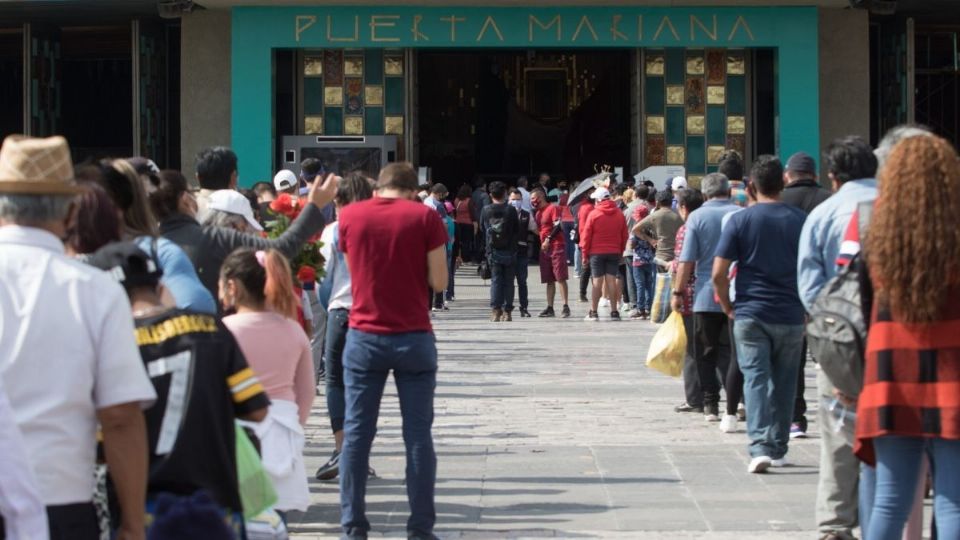 Los creyentes acuden con cubrebocas, pero poca 'sana distancia'. Foto: Cuartoscuro