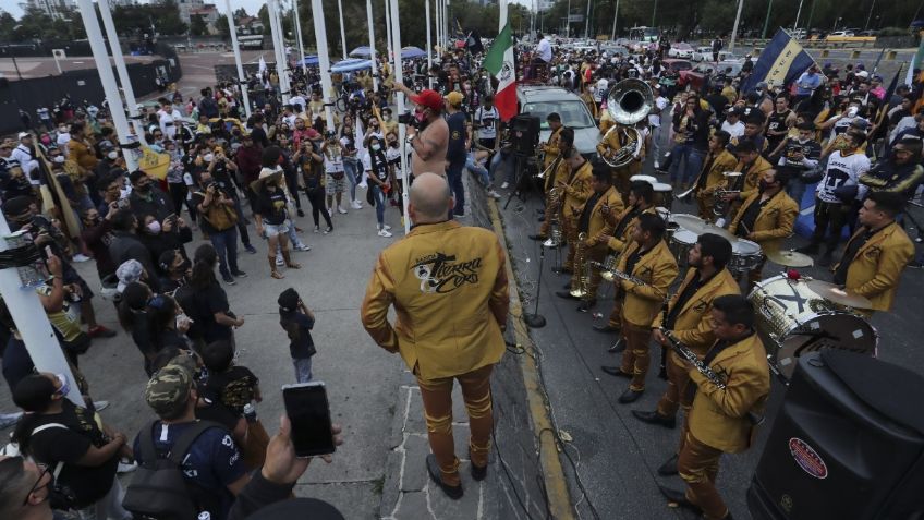 ¡Sin sana distancia! Afición de Pumas llega al Estadio Olímpico Universitario: VIDEO