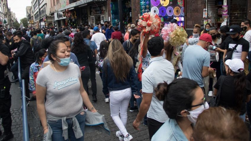 Pese a Covid-19, abarrotan calles del Centro Histórico en la CDMX