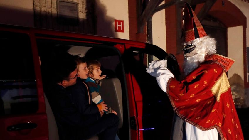 Celebración de San Nicolás se realiza con ingeniosa medida sanitaria en Praga