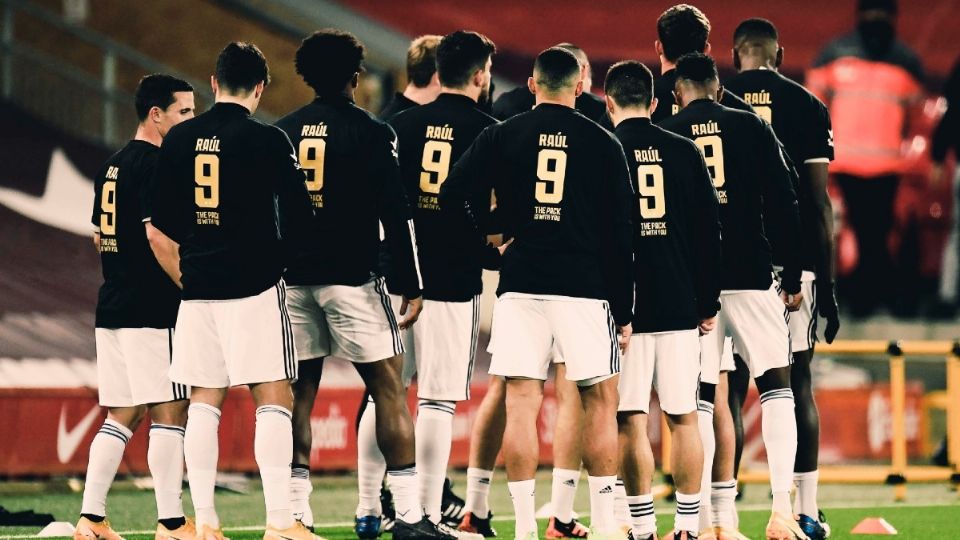 Los integrantes de los Wolves sacaron una playera con la leyenda “La manada está contigo”, en apoyo a Raúl Jiménez. Foto: @Wolves