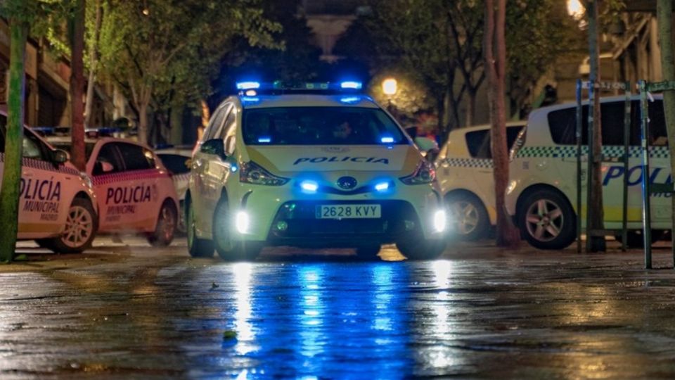 Tras el altercado donde se vieron involucrados varios jóvenes y chicas la Policía Municipal de la capital española, acudió al llamado. FOTO: ESPECIAL