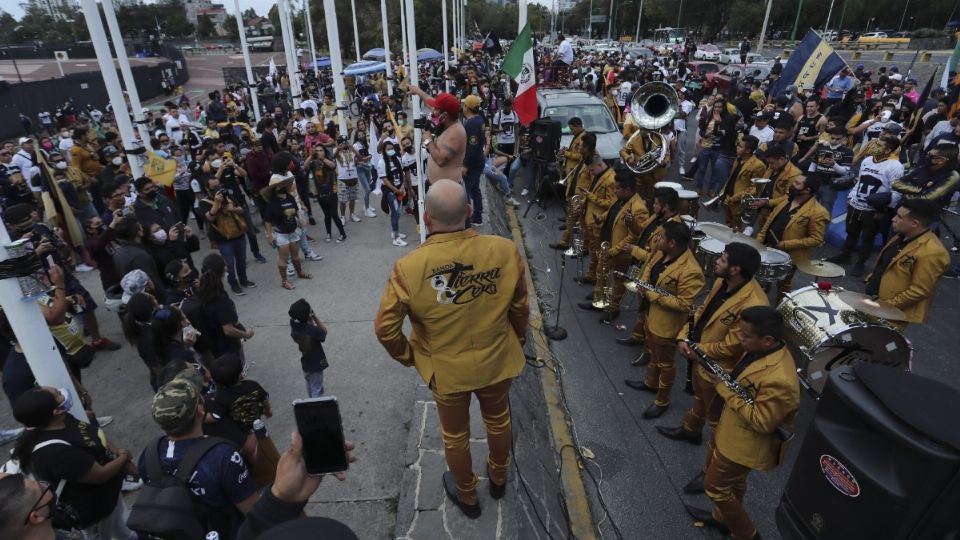 Los aficionados se olvidaron del cubrebocas y armaron una auténtica fiesta con banda sinaloense. Foto: Archivo/ Mexsport