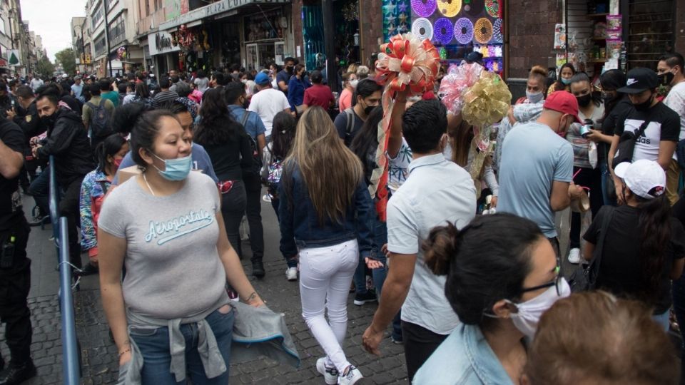 Miles de personas visitan las calles del Centro Histórico en la CDMX. Foto: Cuartoscuro