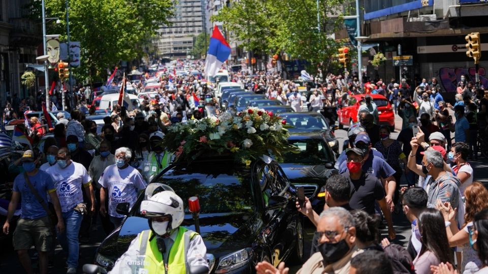 PESAR. Ciudadanos asistieron a la procesión fúnebre en las calles de Montevideo. Foto: Reuters