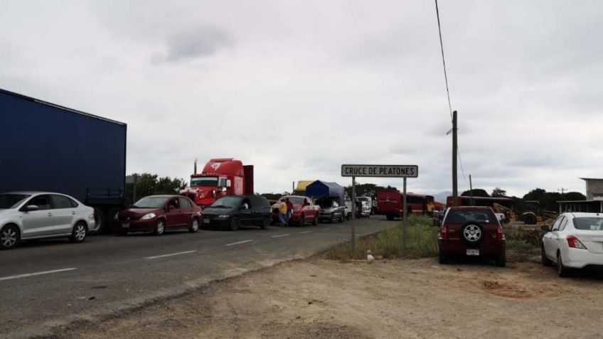 Bloquean carretera en Chivela; exigen a la CONAVI reconstrucción de sus viviendas