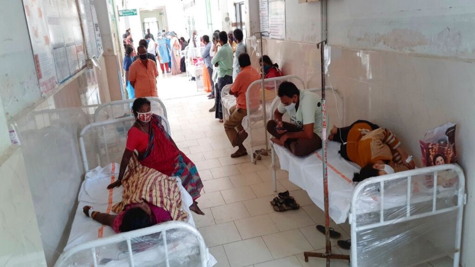 Pacientes del hospital distrital en Eluru, estado de Andhra Pradesh, India, el domingo 6 de diciembre de 2020. (AP Foto)