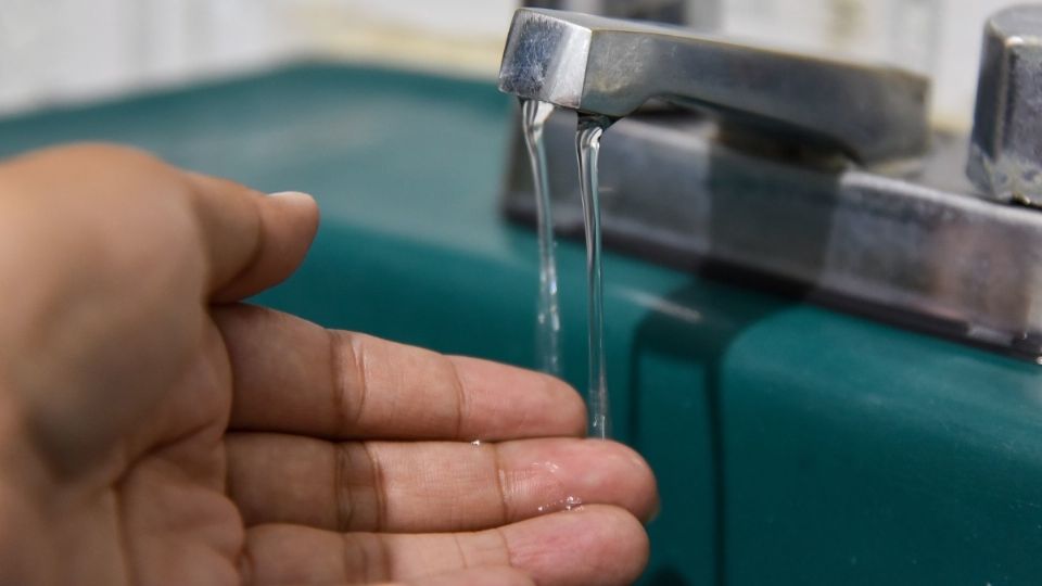 Al registrar acceso al agua potable únicamente de 4 a 10 de la  mañana, la autoridad optó por reducir los horarios de clases