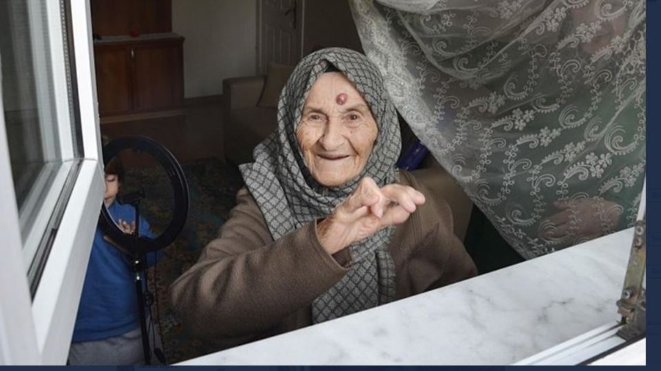 GANA LUCHA. Huriye Baskapan, de 105 años, libró en cinco días el contagio de COVID. Foto: Twitter