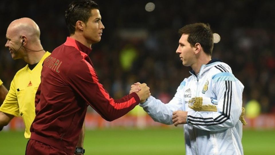 Lionel Messi y Cristiano Ronaldo se saludan durante partido Portugal vs Argentina. Foto: AFP