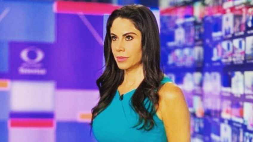 De espaldas, Paola Rojas se luce con ajustada falda; es la más hermosa de la televisión