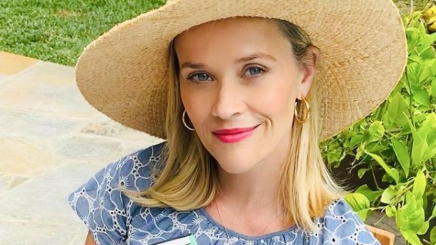 ¡Como dos gotas de agua! Reese Witherspoon presume outfit navideño a lado de su GUAPA hija: FOTO