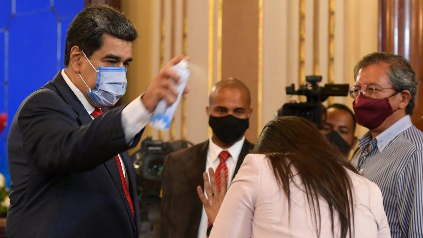 Nicolás Maduro desinfecta PERSONALMENTE a periodistas en rueda de prensa: VIDEO