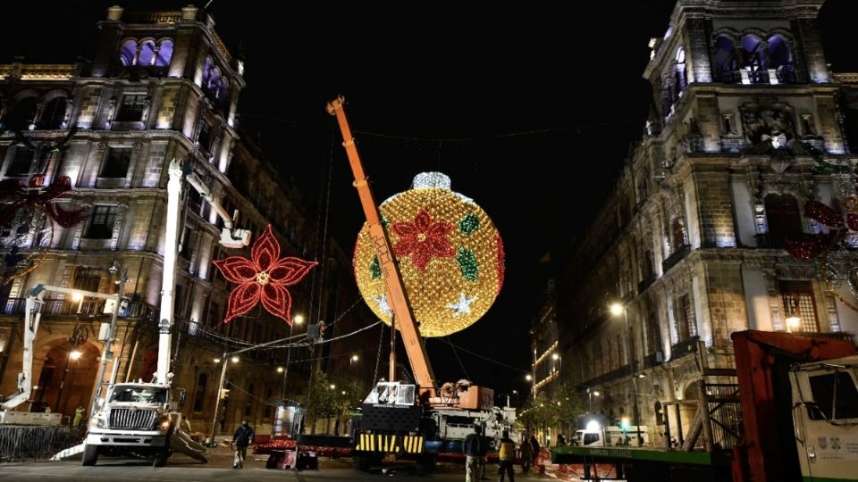 Una cuadrilla de 60 trabajadores de la Secretaría de Obras y Servicios de la  Ciudad de México, concluyó el montaje de la esfera monumental 3D. Foto: Guillermo O´Gam