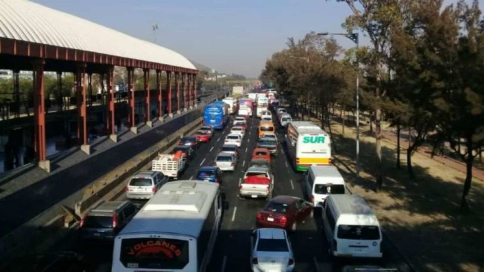 En la Calzada Ignacio Zaragoza se reporta una gran carga vehicular durante las horas pico. Foto: Twitter