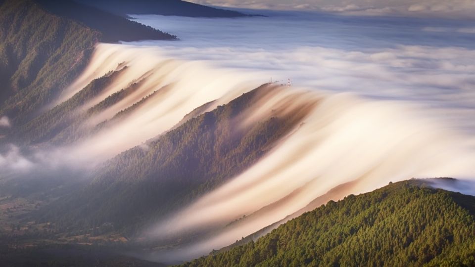 En el material se logra ver al conjunto de nubes “bajar” de las montañas a la bahía como si fuera una cascada blanca. FOTO: ESPECIAL