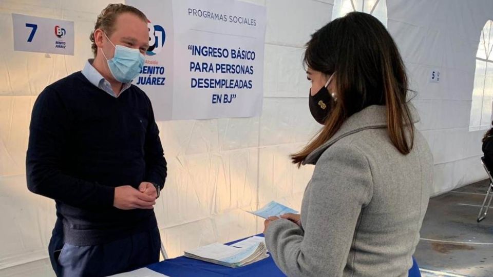 Santiago Taboada comenzó con la entrega de apoyos. Foto: Especial