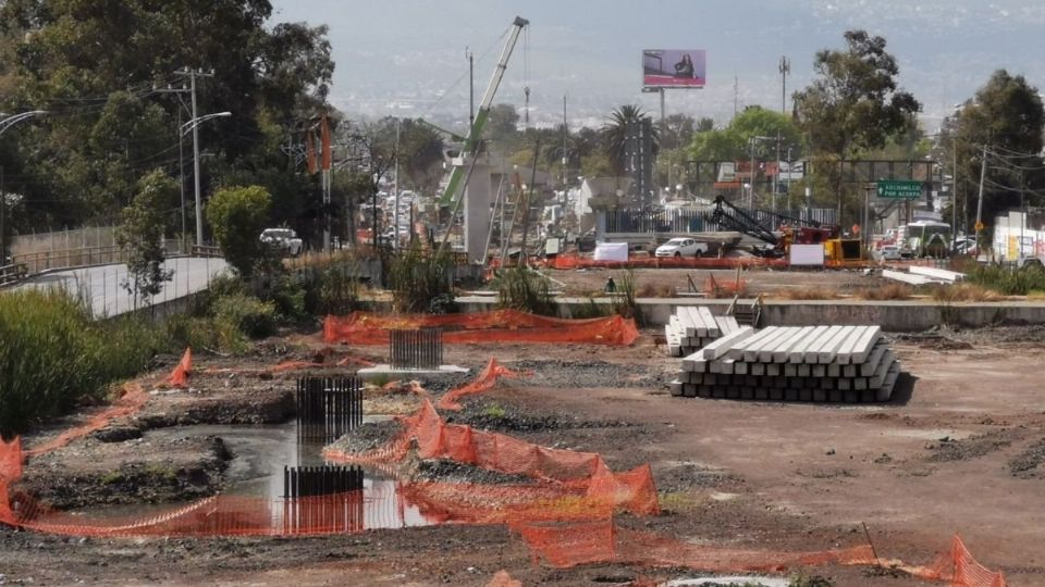 Las obras del puente vehicular Periférico-Cuemanco fueron detenidas en noviembre pasado. Foto: Twitter