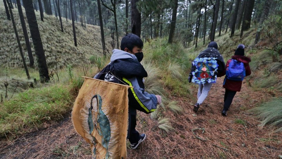 CAMINO DE FÉ. Sin importar la edad, los fieles de La Guadalupana cruzan la serranía. FOTOS: YADÍN XOLALPA