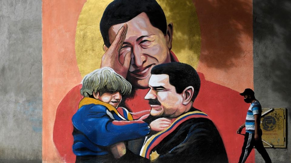 CARACAS. Un mural en la capital venezolana muestra la continuidad del chavismo con Maduro. Foto: Archivo/ AFP