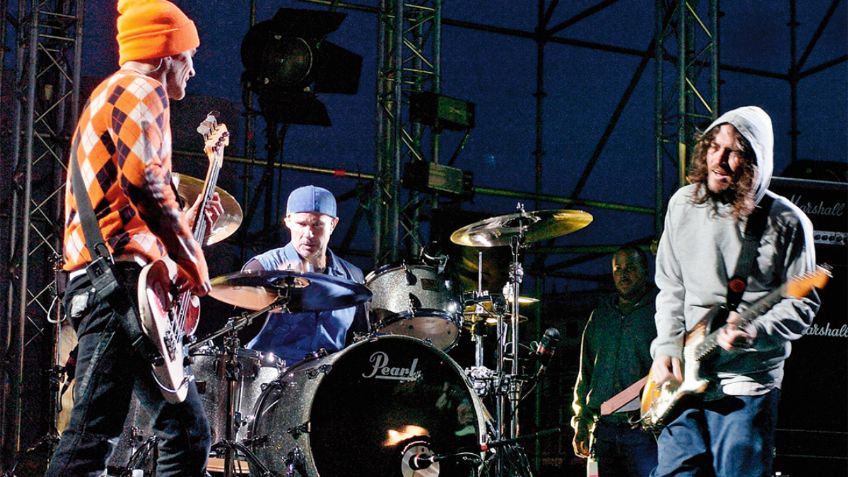 John Frusciante toca con  Red Hot Chili Peppers