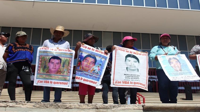 Piden castigar a responsables de reprimir a familias de los 43 normalistas