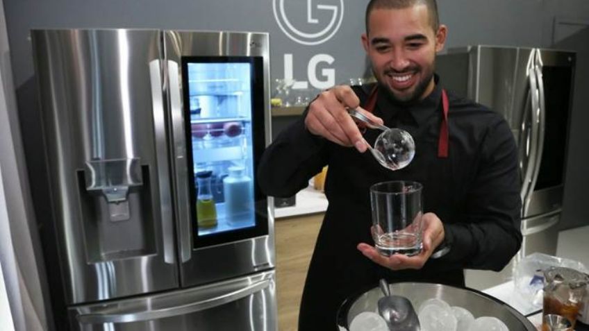 Así es el primer refrigerador que fabrica hielos en forma de esfera