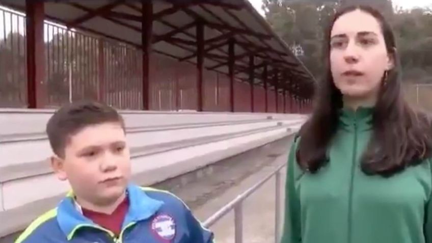 ¡Valor y conciencia! Niño calla a padres de familia por insultos machistas a árbitra: VIDEO