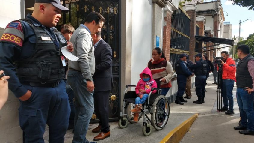 Llegan familiares de niños con cáncer a reunión con Segob; continúa desabasto de medicinas, acusan