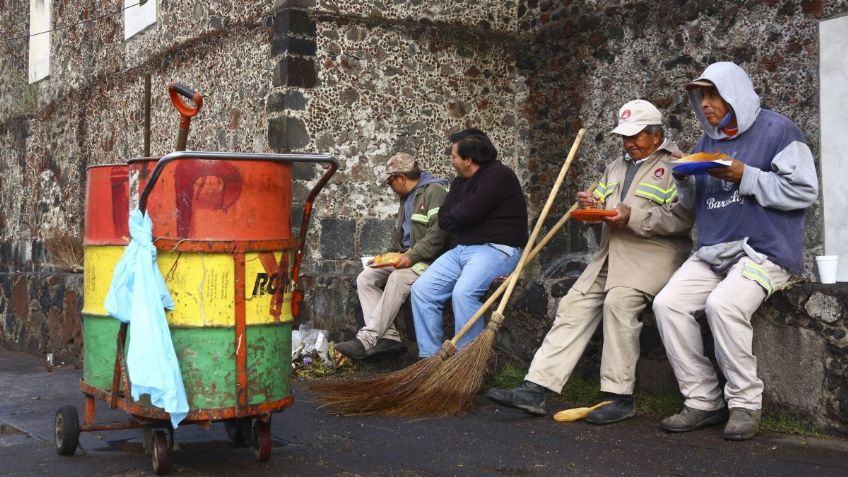 En tiempos de COVID-19, los imparables tamaleros, bicicleteros y barrenderos