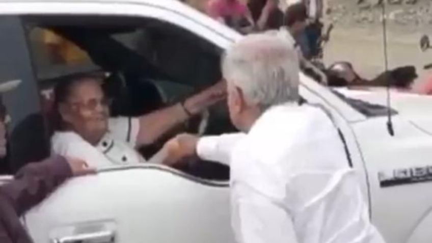 AMLO se encuentra con la mamá del "Chapo" Guzmán en Sinaloa: VIDEO