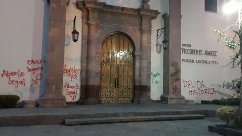 Feministas grafitean edificio Presidente Juárez con mensajes pro aborto