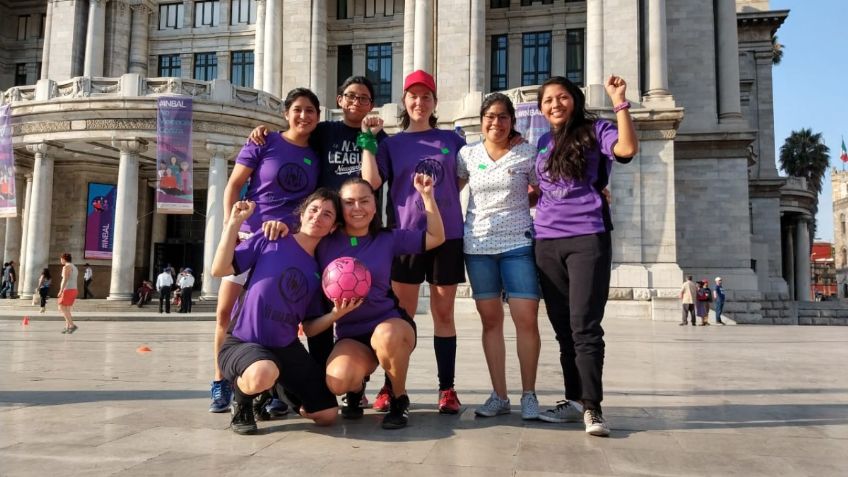 Mujeres arman cascarita en Bellas Artes para apropiarse de espacios públicos: VIDEO