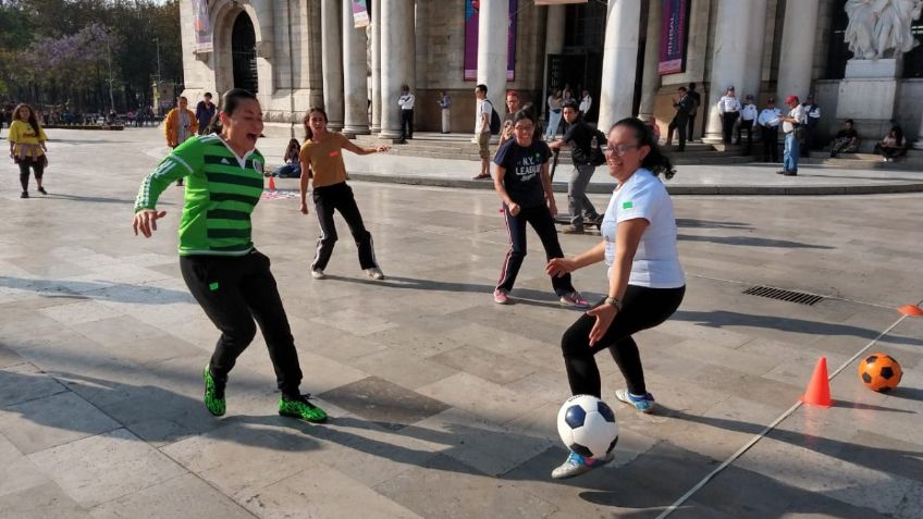 Mujeres arman cascarita en Bellas Artes para apropiarse de espacios públicos: VIDEO