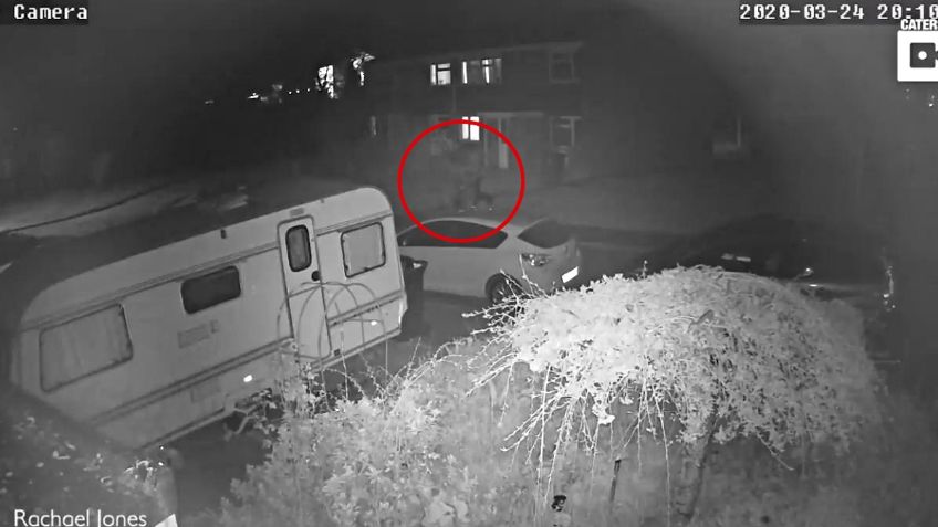 VIDEO VIRAL: Cámara de seguridad capta misteriosa sombra deambulando fuera de una casa