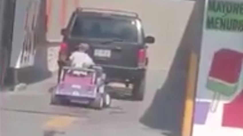 VIDEO VIRAL: Le niegan servicio por no llevar carro, regresa en pickup de juguete