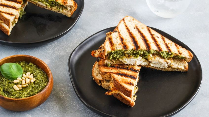 ¿No sabes qué desayunar hoy? prepara un panini de pollo