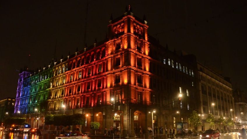 Iluminan edificios públicos por Día Internacional contra la Homofobia