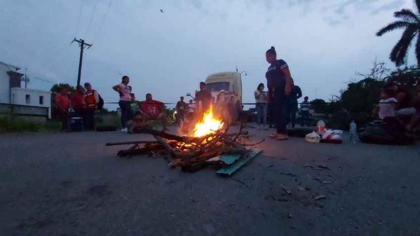 Reportan asaltos a transportistas tras bloqueos en carreteras