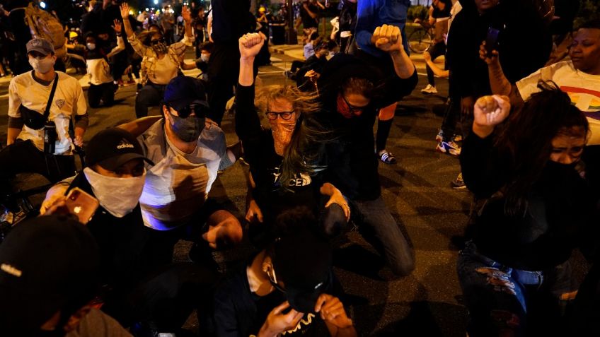 Manifestantes desafían toque de queda en Washington; Texas declara desastre