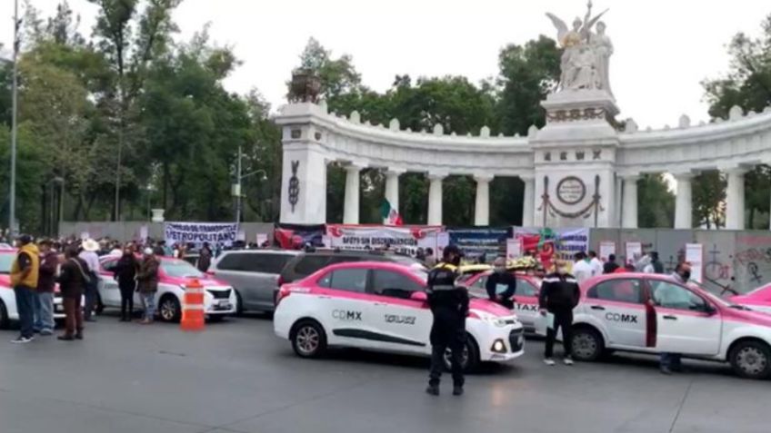 VIDEO: Taxistas en bola golpean a ciudadano que se quejó por su bloqueo