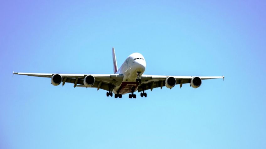 VIDEO VIRAL: Pelea con su novio y rompe ventanilla del avión; provoca aterrizaje forzoso