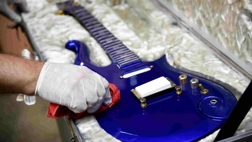 Subastan guitarra de Prince por más de 560 mil dólares