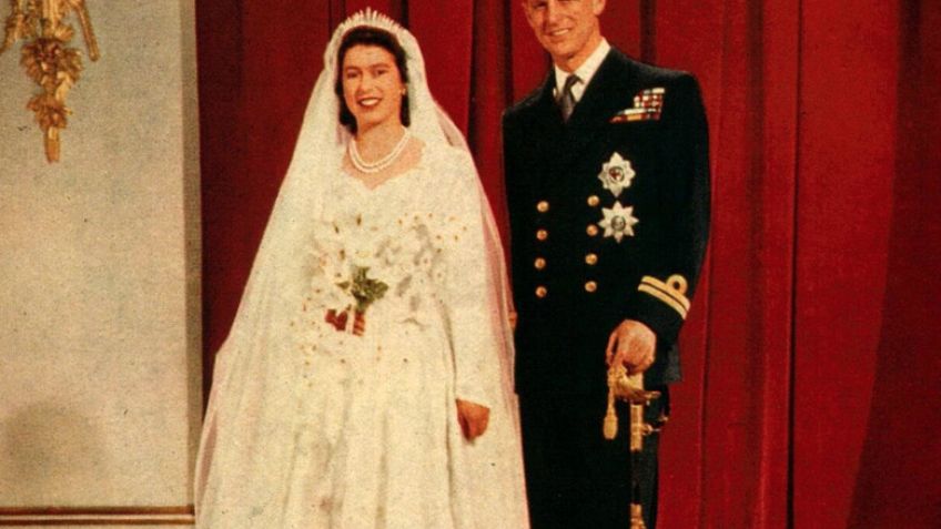 Reina Isabel celebra 67 años en el trono; este fue el lujoso vestido de su coronación