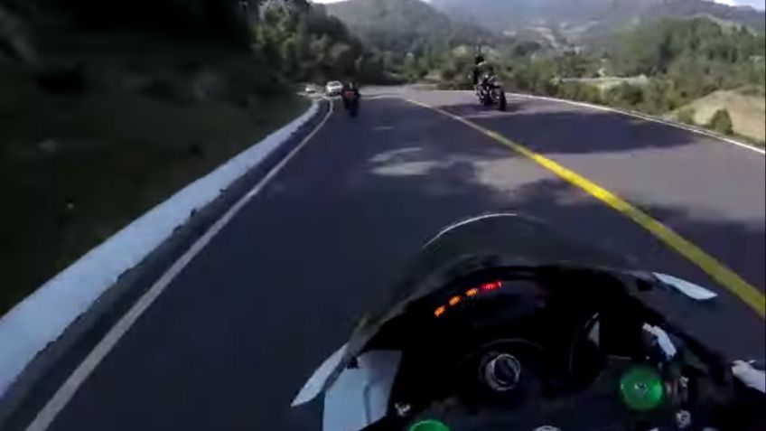 VIDEO: ¡Imprudencia al volante! Motociclista cae a barranco tras perder el control de su moto