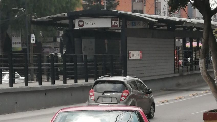 Tráiler de cervezas choca contra techo de la estación "La Joya" del Metrobús: VIDEO