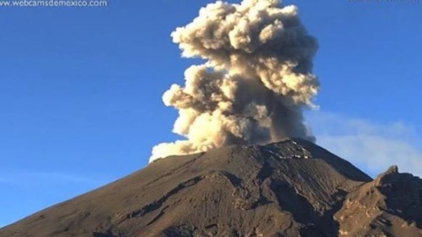 VIDEO: Volcán Popocatépetl lanza fumarola; alcanza más de mil metros de altura