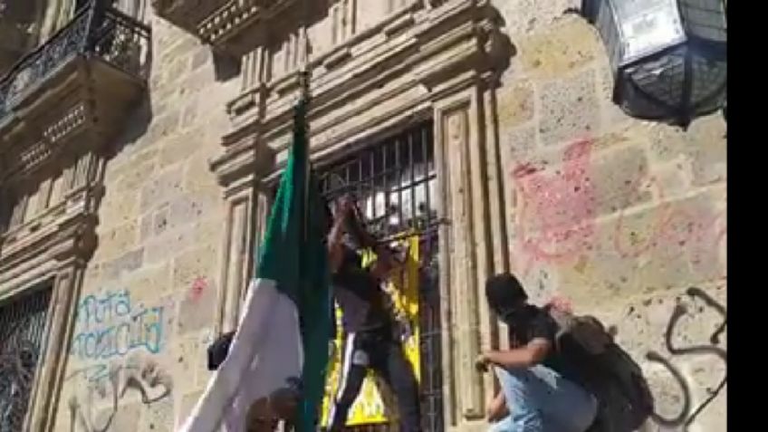 Vandalizan Palacio de Gobierno en Jalisco; exigen justicia para Giovanni: VIDEO