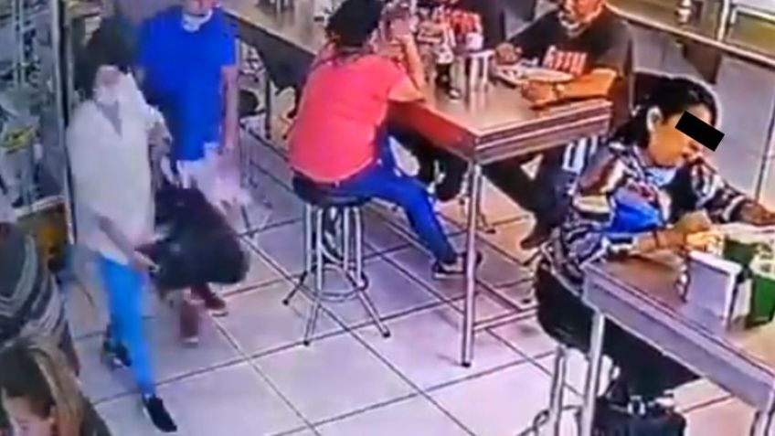 Mujer entra a taquería de Guadalajara y roba bolso de comensal: VIDEO VIRAL