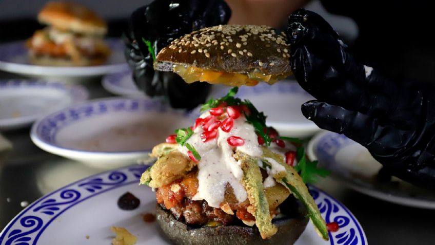 Crean hamburguesa de chile en nogada y se viraliza por su delicioso aspecto